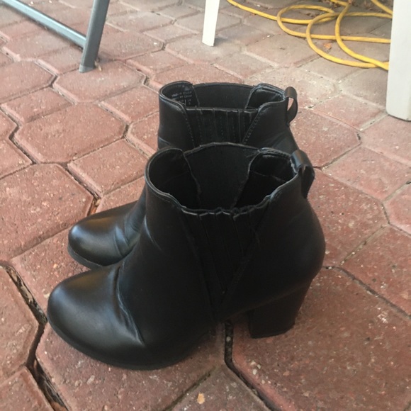 “Spring” Sharp black leather ankle boots. - Picture 3 of 3